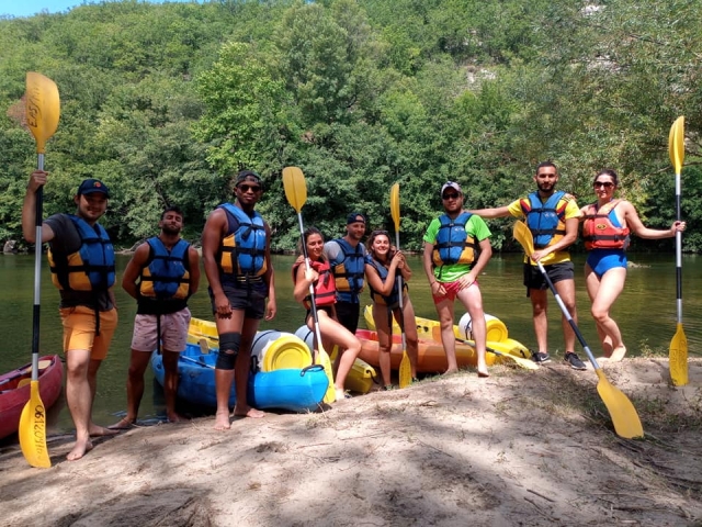  Descenso en kayak con amigos 