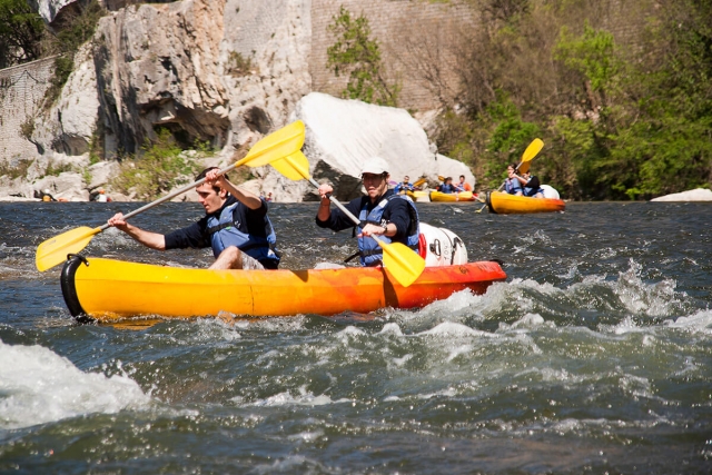  Paseo en canoa en medio de los rápidos 