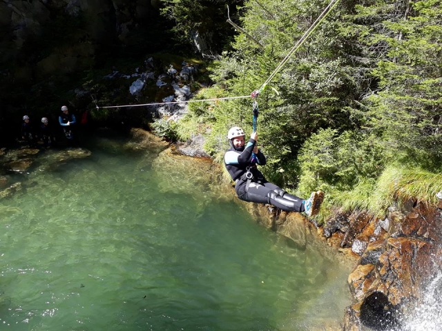  Tirolesa sobre el agua