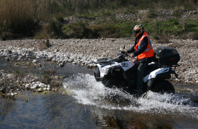  El instructor en su cuatrimoto 