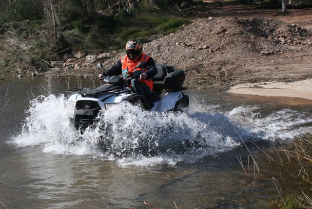  Paso por el curso de agua en cuatrimoto 
