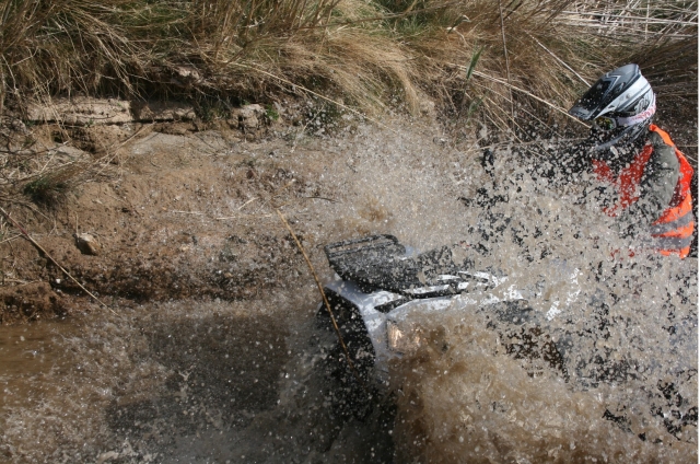  Chapoteando en el río