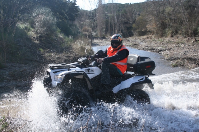  Cuatrimoto en el agua hacia Perpignan
