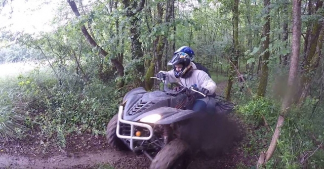  Cuatrimoto por sendero forestal