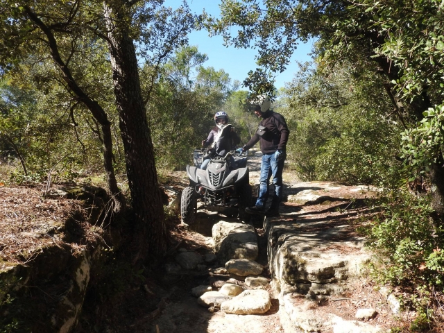 Paso de una roca en cuatrimoto 