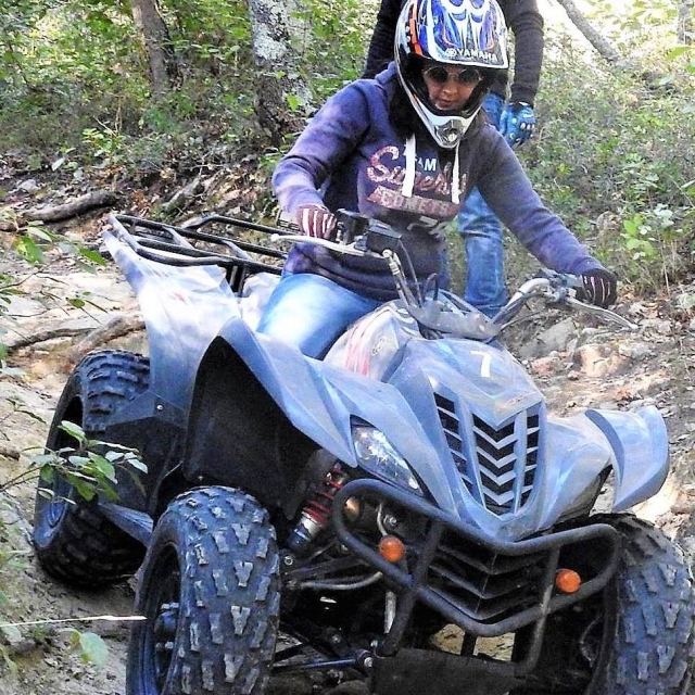  Cuatrimoto en el bosque 