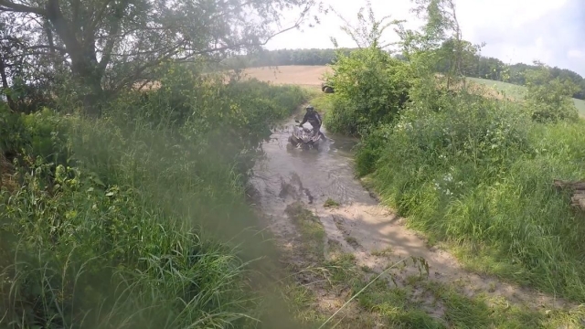 Cachar un charco en cuatrimoto 