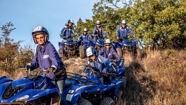  Grupo de excursionistas en cuatrimoto 