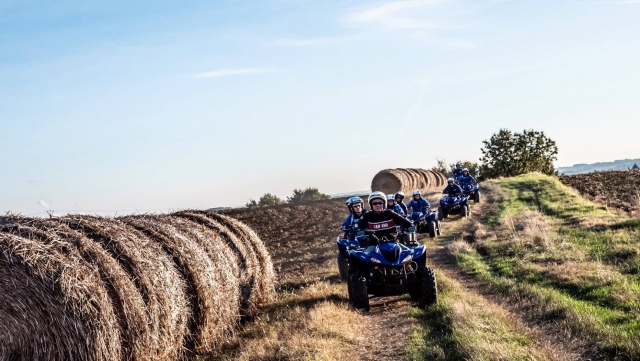  Cuatrimoto en el campo 