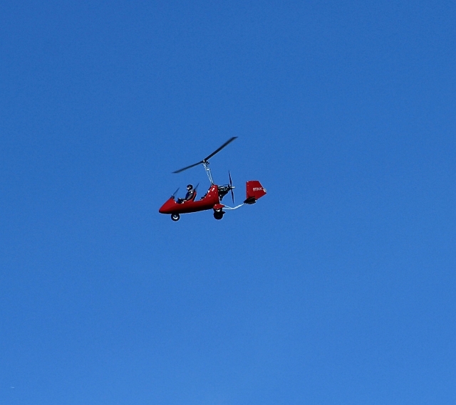 Su girocóptero en pleno vuelo 