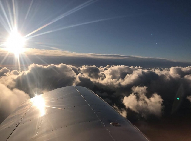  ULM sobre las nubes 