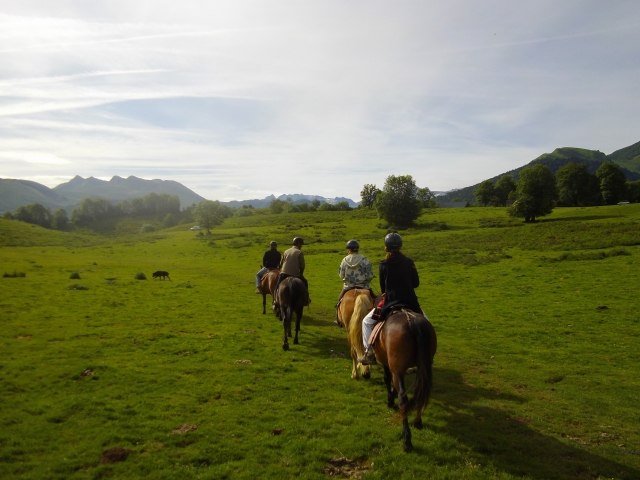  Caballos y sus jinetes en los Pirineos 
