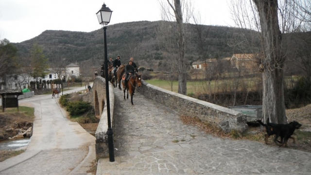  Paso por un pueblo a caballo