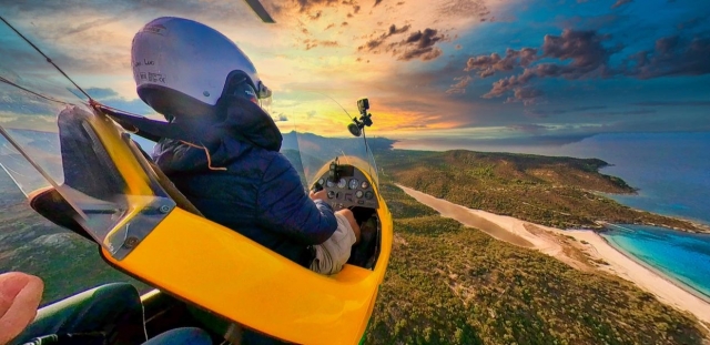 El entorno pintoresco en un autogiro 