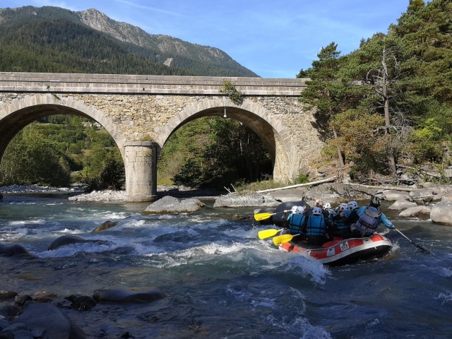  Paso bajo un puenle en rafting 