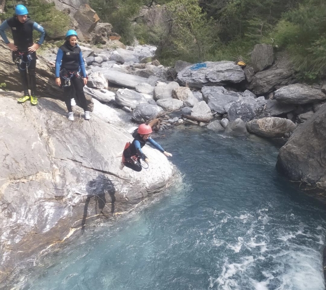  Saltar al agua 