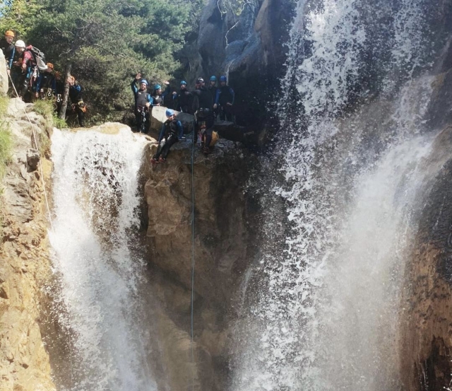  Rappel desde lo alto de la cascada 