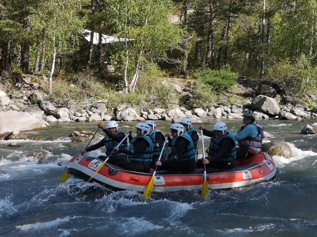 Rafting en grupo de amigos