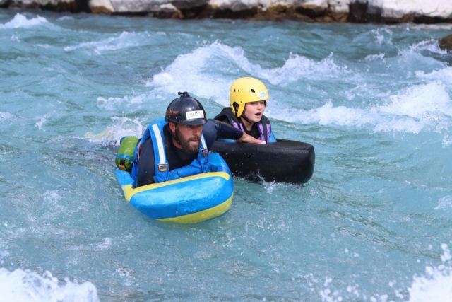 Paso de los rápidos en aguas brava natación 