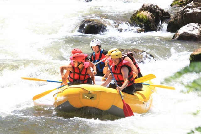 Grupo de aventureros del rafting