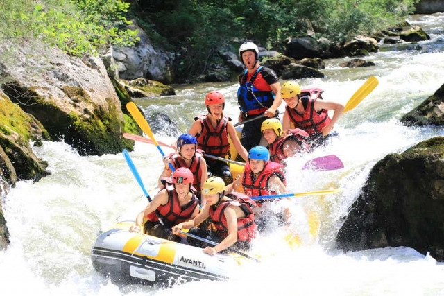 Ajetreado descenso de rafting