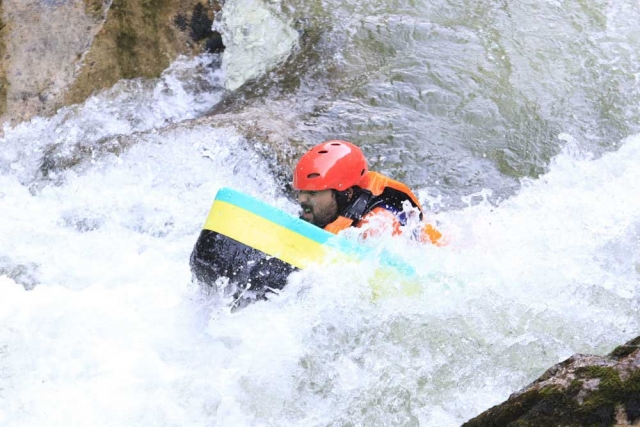  Nadando en aguas brava por los rápidos 