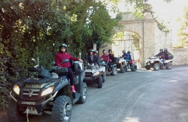  Ruta en cuatrimoto en un pueblo 