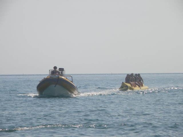 Barco rastreando la boya 