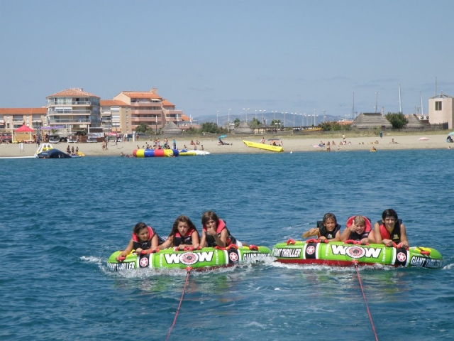  Grupo de amigos saliendo a desafiar las olas