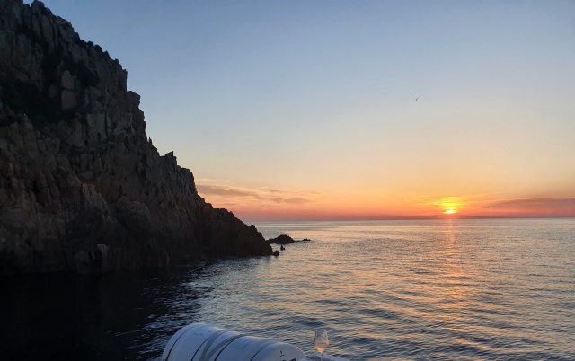  Puesta de sol a bordo de un barco 