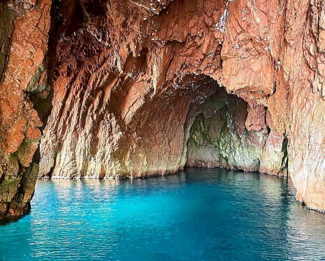  Gruta submarina 
