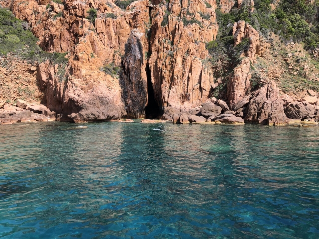  Acantilado a la orilla del agua 
