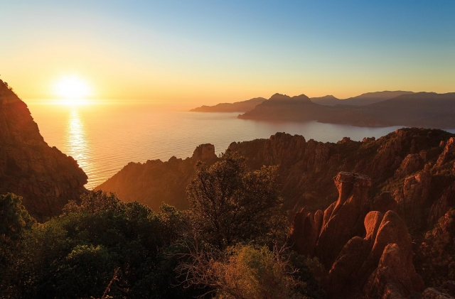 Contemplación del atardecer hacia las Calanches du Piana 