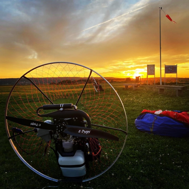 Paramotor al atardecer