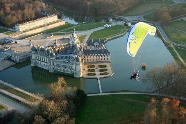 Vista aérea en paramotor sobre el castillo
