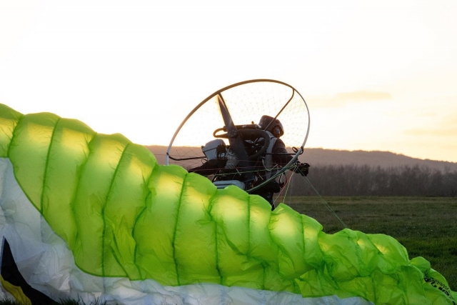 Paramotor sobrevolando la isla de Francia