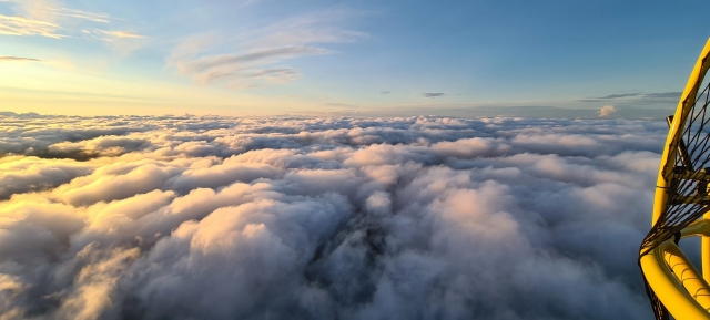 Vuelo en altitud sobre las nubes 