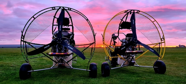 Dos paramotores al amanecer