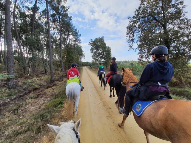  Pbaños a caballo con amigos 