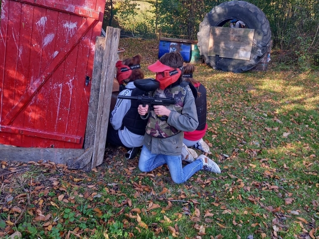  Niños jugando al gotcha con el equipo adecuado 