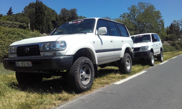 Nuestros 4x4 al costado de la carretera 