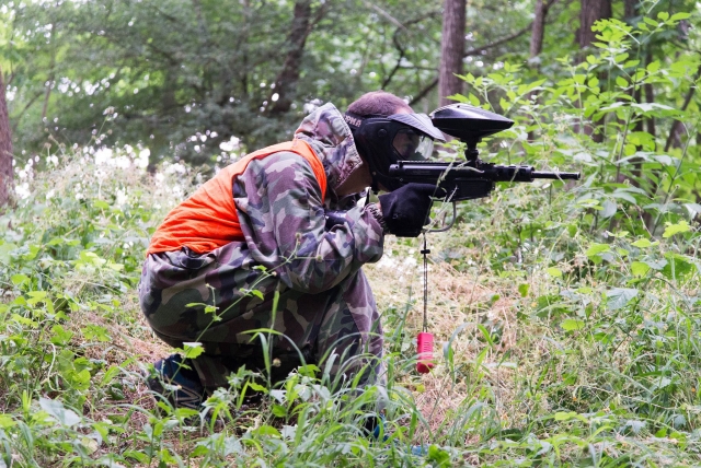 Jugador de gotcha concentrado 
