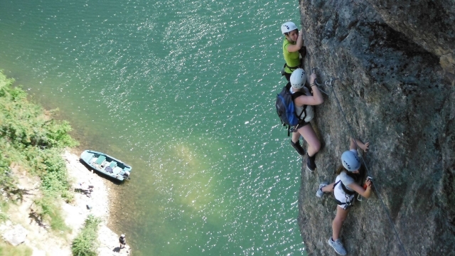  Recorrido de vía ferramarra sobre el lago de Villefort 
