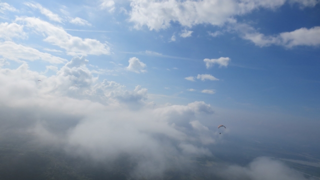  Paramotores entre las nubes 