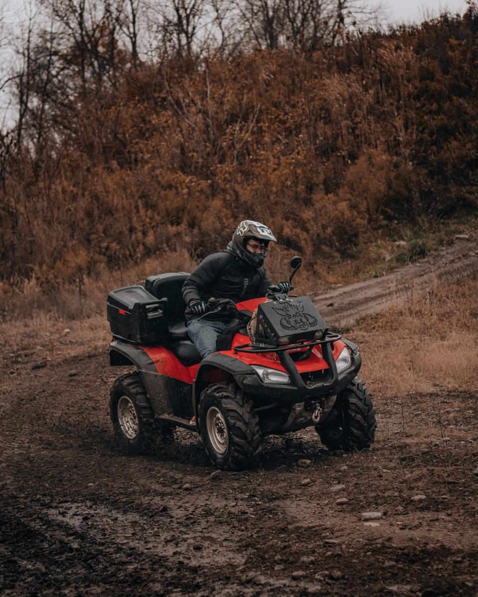  Mima a tus hijos dejándoles pilotar un quad