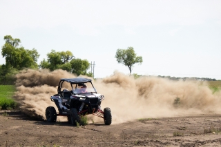 Manejar en un circuito de buggy en Agde 8 min - niño