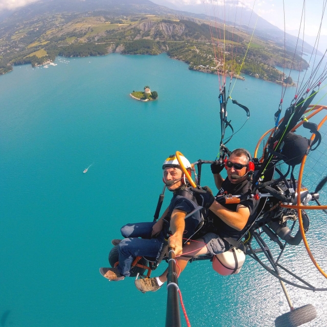  Vuelo sobre el lago Serre-Ponçon 