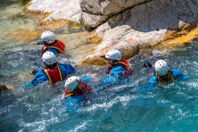  Grupo de nadadores en el cañón 