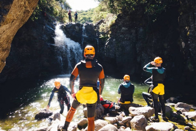 Pausa para admirar la cascada 