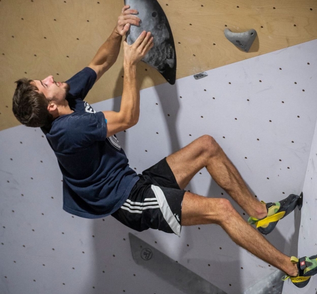 Escalada utilizando las presas 